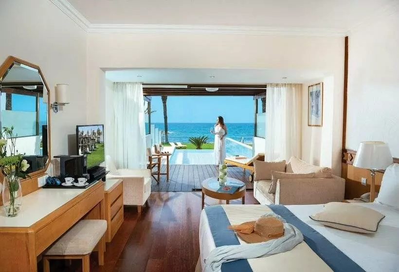سوییت جونیور با چشم‌انداز دریا, Constantinou Bros Athena Beach Hotel