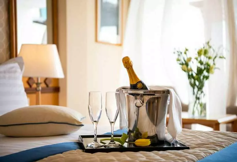 سوئیت اجرایی با چشم‌انداز دریا, Constantinou Bros Athena Beach Hotel