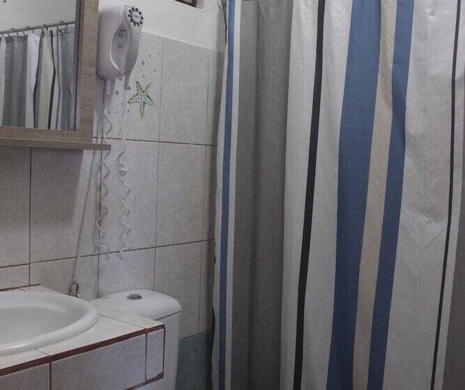 غرفة قياسية مطلّة علي حمام السباحة, Giada