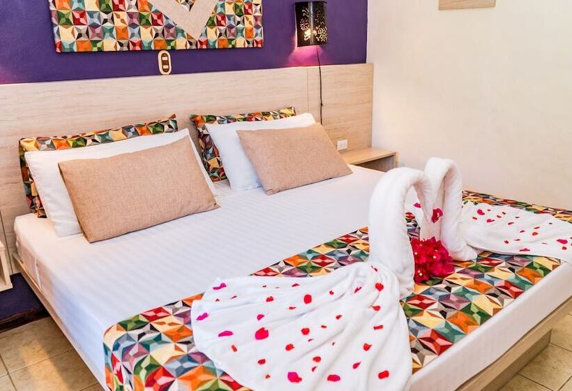 غرفة قياسية مطلّة علي حمام السباحة, Giada