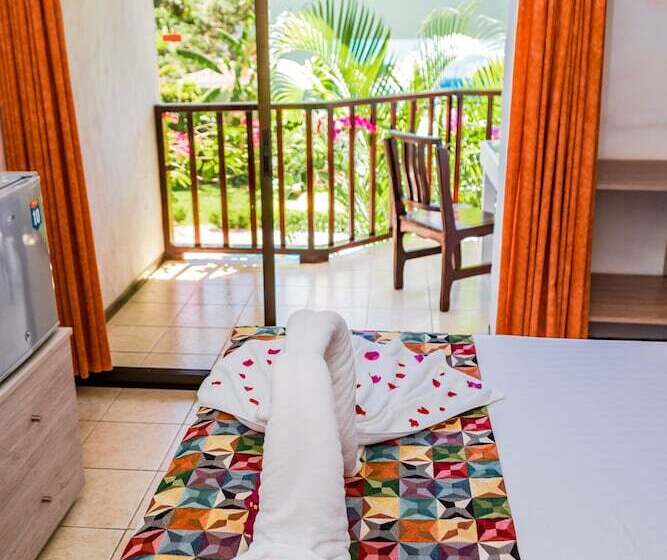 غرفة قياسية مطلّة علي حمام السباحة, Giada