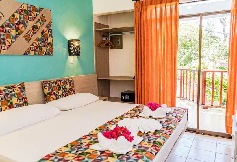 غرفة قياسية مطلّة علي حمام السباحة, Giada