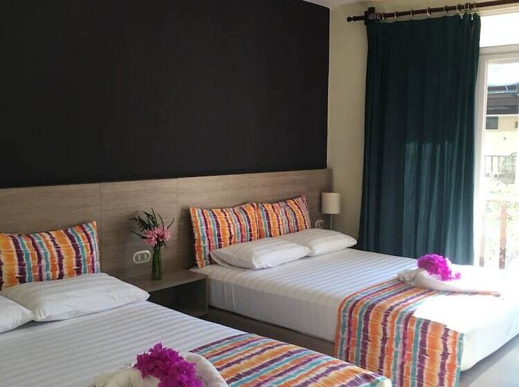 غرفة رباعية قياسية بإطلالة على المسبح, Giada