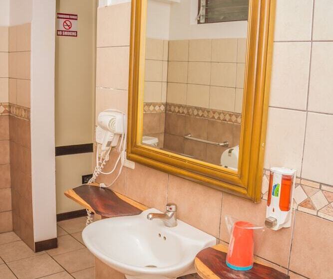 غرفة قياسية ثلاثية مطلة علي حمام السباحة, Giada