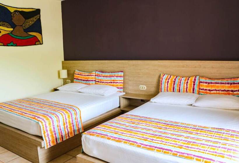 غرفة قياسية ثلاثية مطلة علي حمام السباحة, Giada