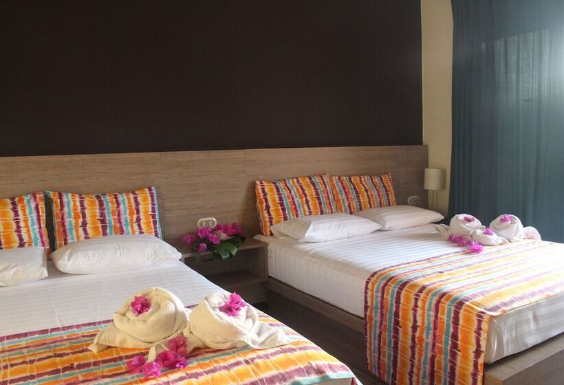 غرفة قياسية ثلاثية مطلة علي حمام السباحة, Giada