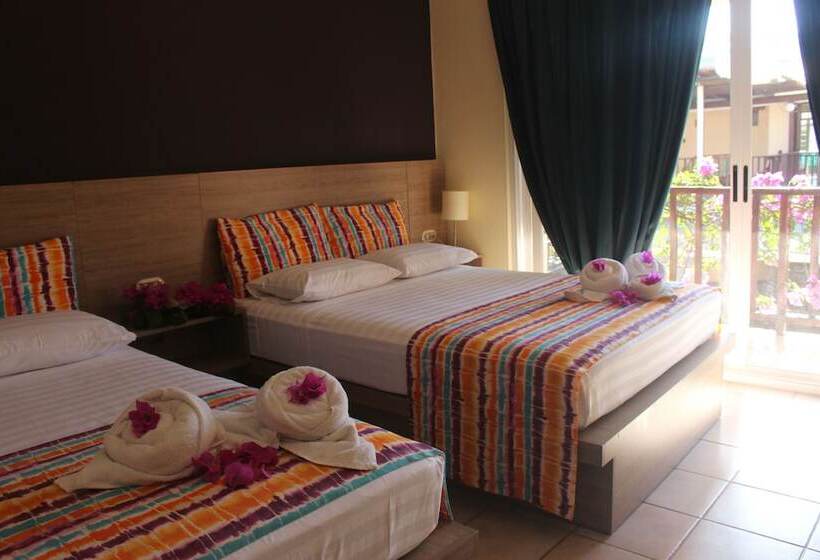 غرفة قياسية ثلاثية مطلة علي حمام السباحة, Giada