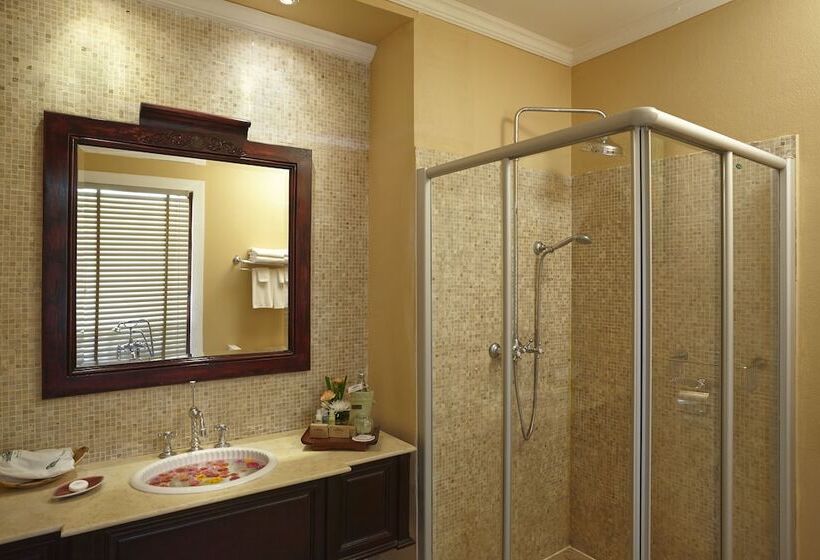 جناح جونيور, Santi Resort & Spa