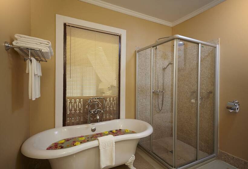 جناح ملكى, Santi Resort & Spa