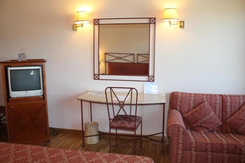 חדר סטנדרט לארבעה, Semifonte