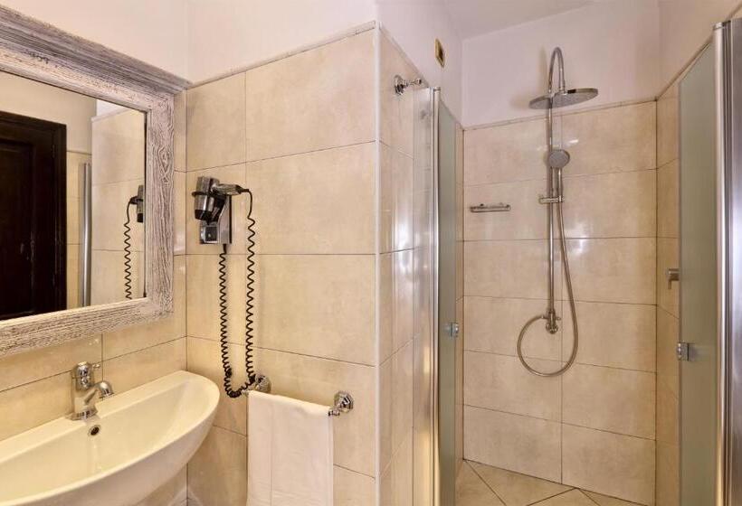 סוויטה משפחתית, Villa Angela