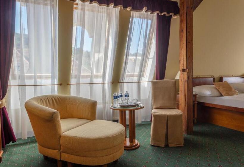 اتاق استاندارد چهار تخته, William