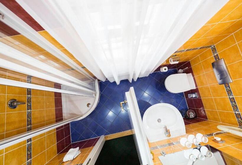 اتاق لوکس سه تخته, William