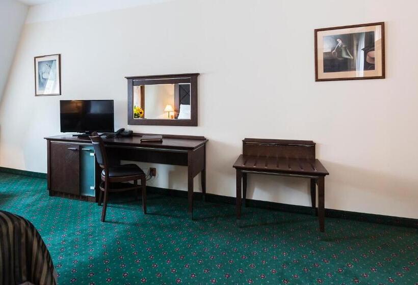 اتاق لوکس سه تخته, William