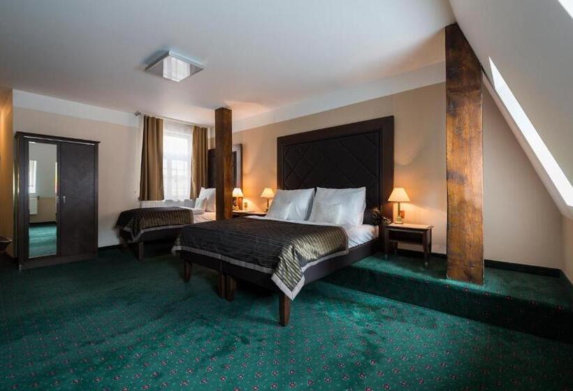 اتاق لوکس سه تخته, William