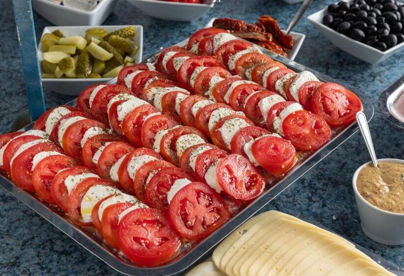 اتاق استاندارد سه نفره, William