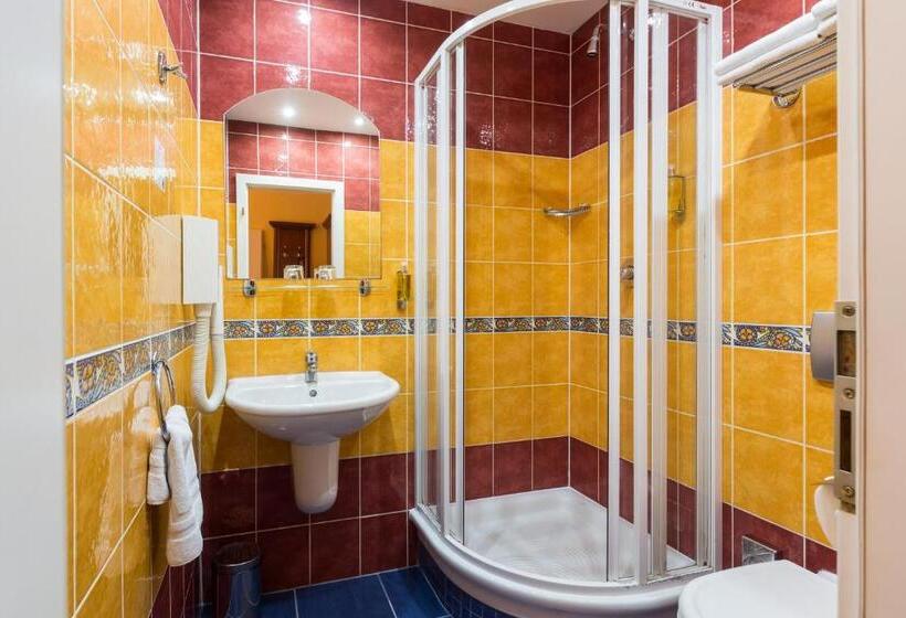 اتاق استاندارد سه نفره, William