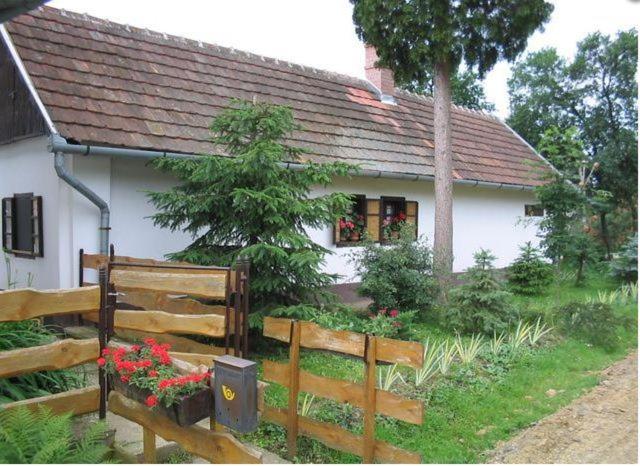 דירת חדר, Csörgő Vendégházak