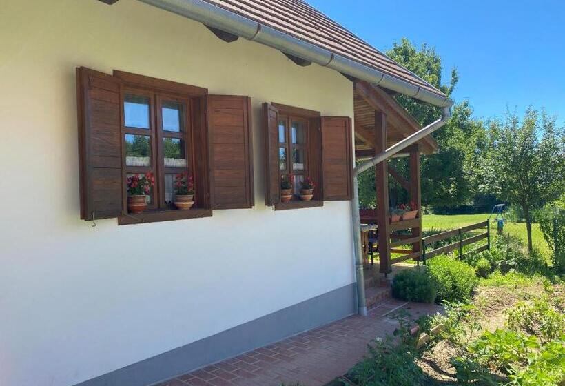 דירת שני חדרים, Csörgő Vendégházak