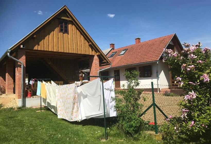 דירת שני חדרים, Csörgő Vendégházak