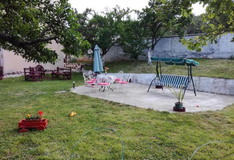 غرفة قياسية مزوَّدة بشُرفة, Hadjibulevata Guest House