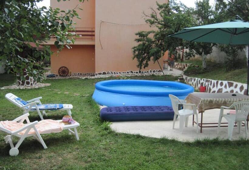 غرفة قياسية مزوَّدة بشُرفة, Hadjibulevata Guest House