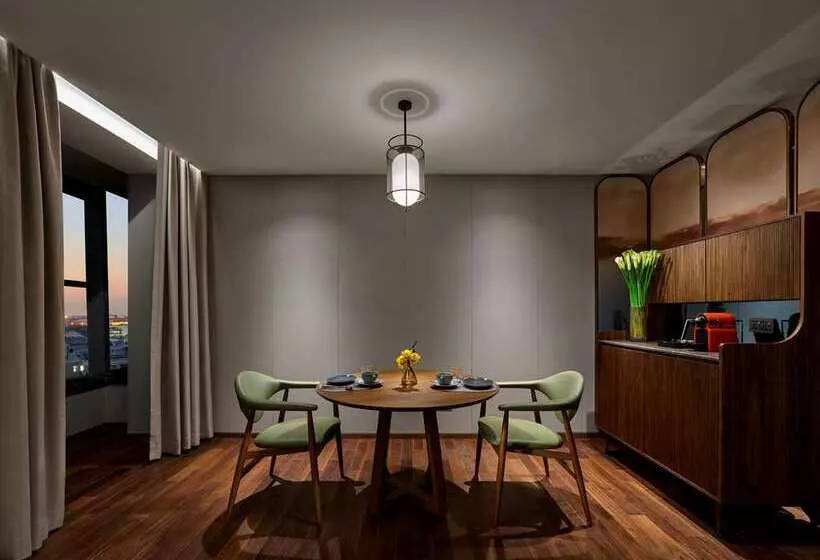 سوییت جونیور, Ms Milenium Monterrey Curio Collection By Hilton