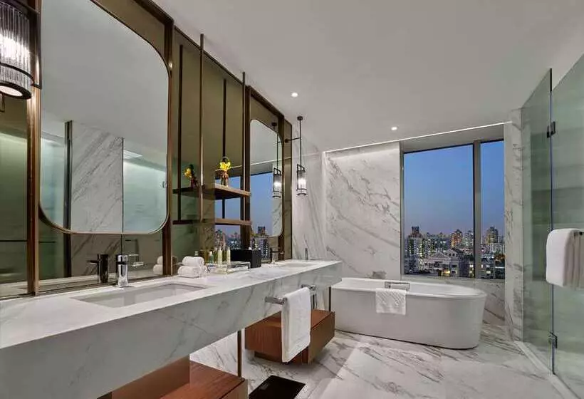 سوییت جونیور, Ms Milenium Monterrey Curio Collection By Hilton