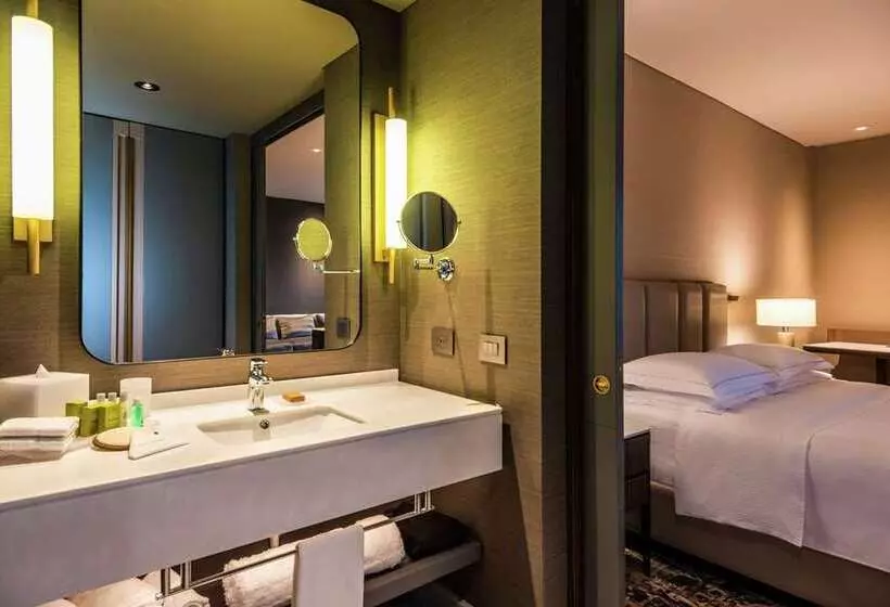 سوییت جونیور, Ms Milenium Monterrey Curio Collection By Hilton