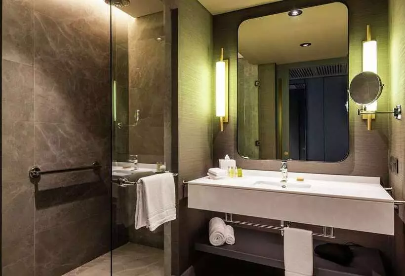 سوییت جونیور, Ms Milenium Monterrey Curio Collection By Hilton