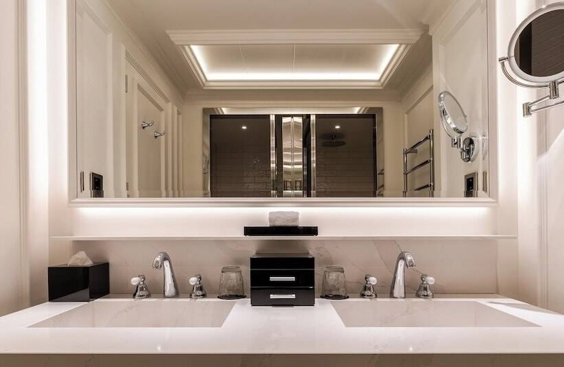 اتاق لوکس با چشمانداز باغ, Sofitel Barcelona Skipper