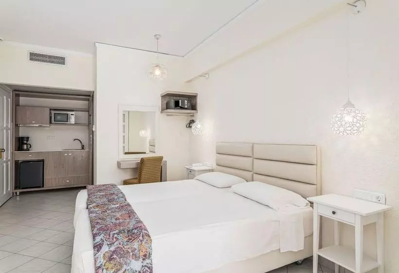 スタンダードスタジオ, Hydrele Beach Hotel & Village