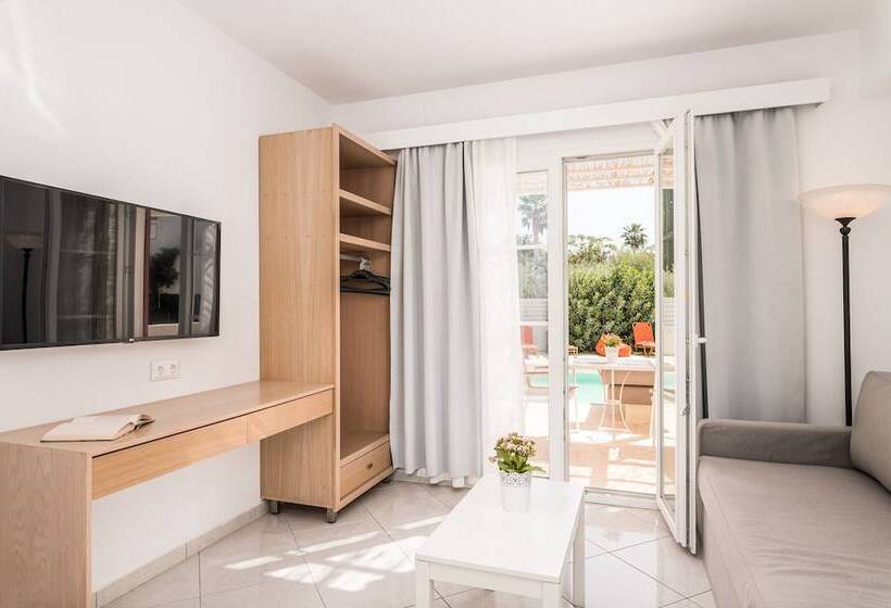 استودیوی استاندارد, Hydrele Beach Hotel & Village