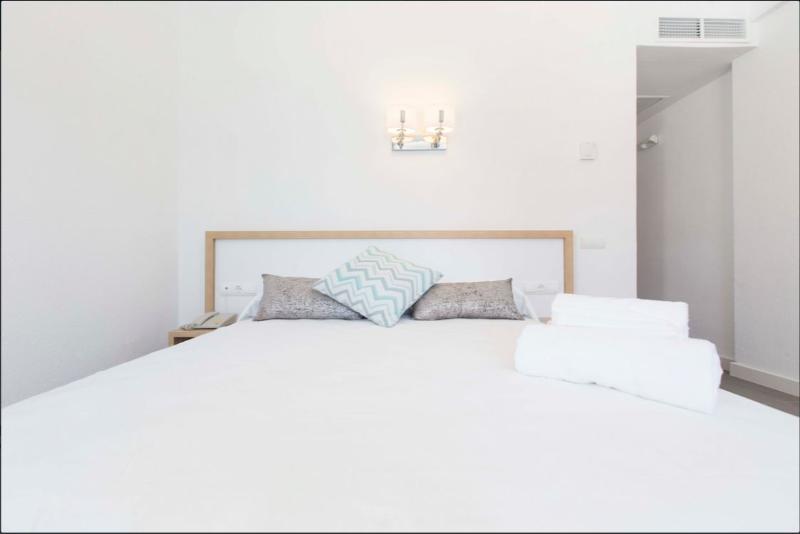 スタンダードスタジオ, ENDLSS BEACH & DISCO HOTEL IBIZA Adults Only