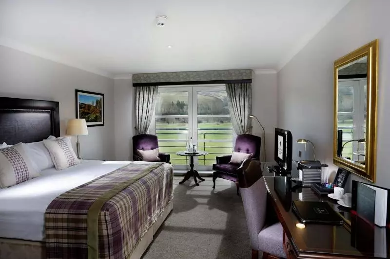 キングサイズベッドのデラックスルーム, Macdonald Cardrona Hotel, Golf & Spa