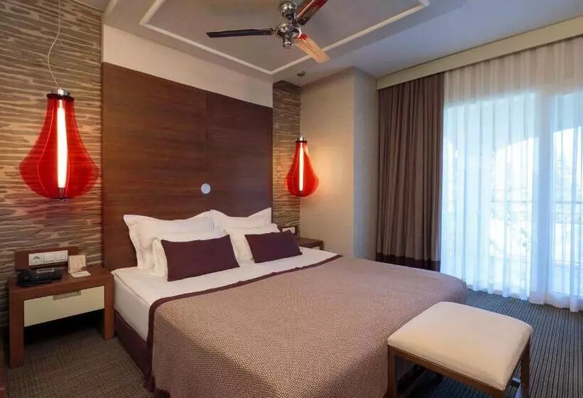 اتاق لوکس, Pirate S Beach Club