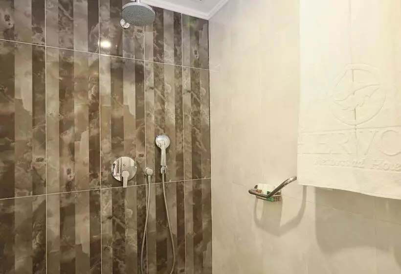 سوییت خانوادگی, Sherwood Exclusive Lara