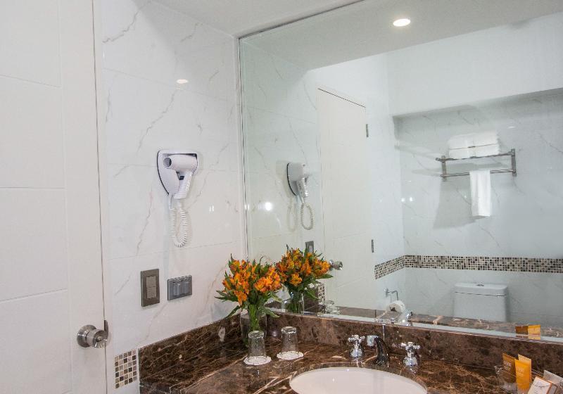 اتاق خانوادگی تودرتو, Sherwood Exclusive Lara