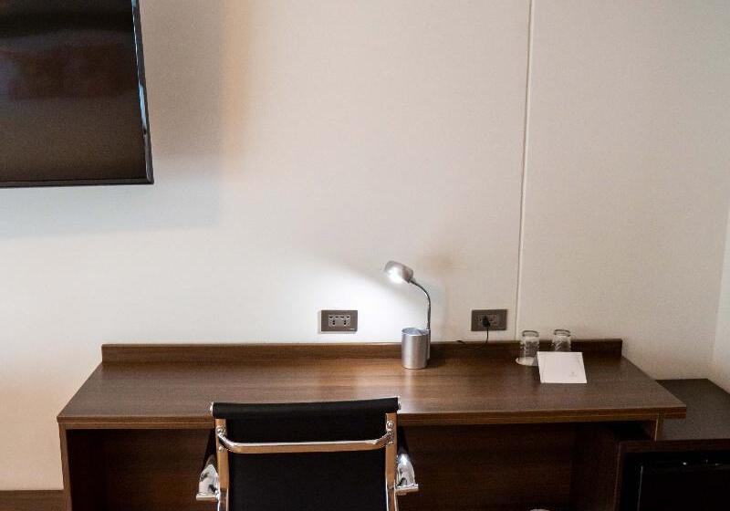 اتاق خانوادگی تودرتو, Sherwood Exclusive Lara