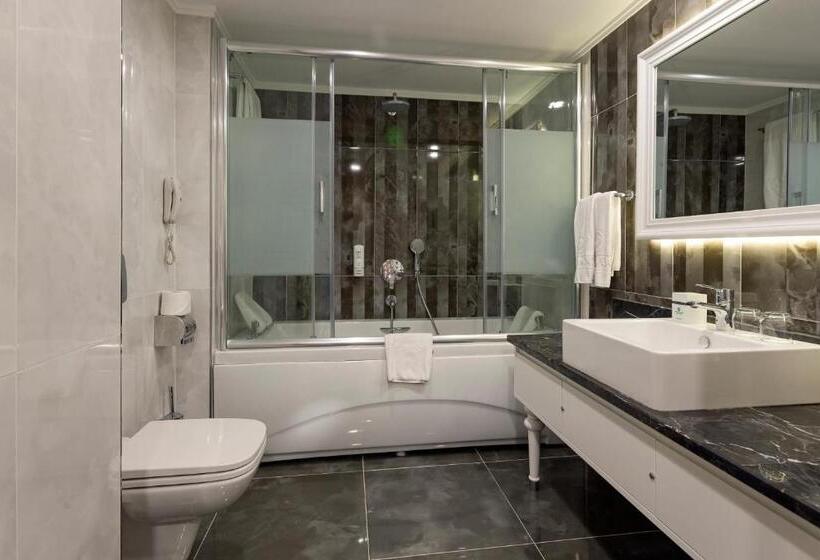 سوئیت با وان آب گرم, Sherwood Exclusive Lara