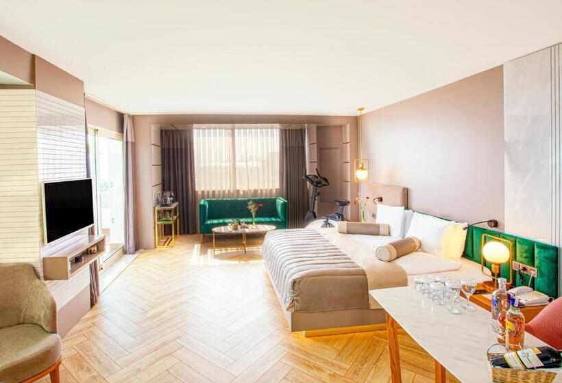 سوییت اجرایی, Sherwood Exclusive Lara