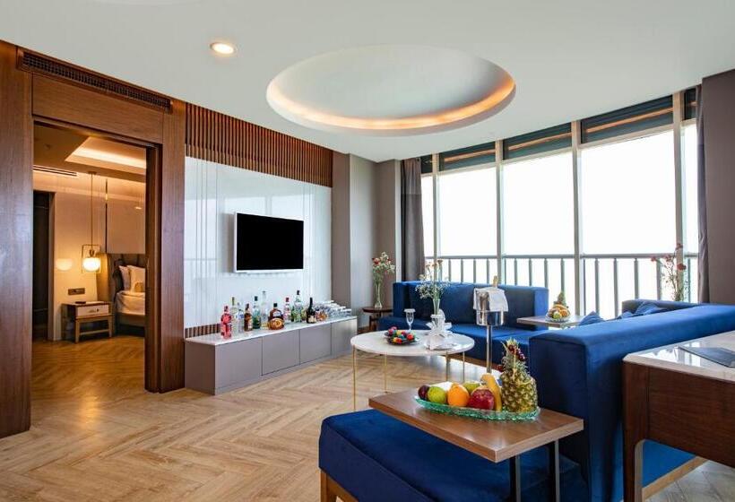 Deluxe Suite King Bed, Sherwood Exclusive Lara