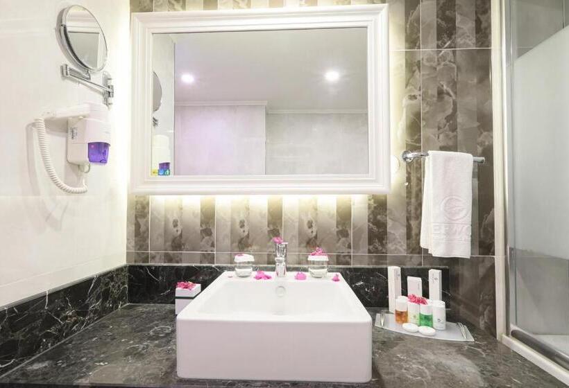 Deluxe Suite King Bed, Sherwood Exclusive Lara