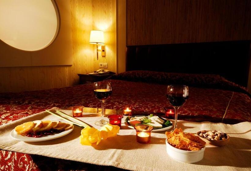 اتاق لوکس سه تخته, Taksim Metropark