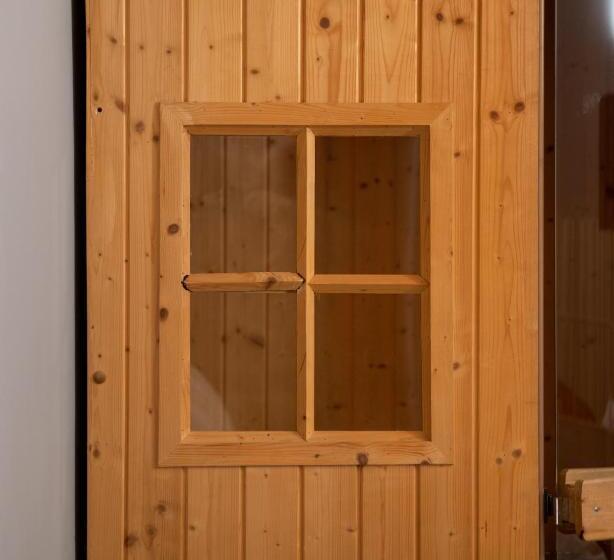 اتاق استاندارد, Gloria Ks