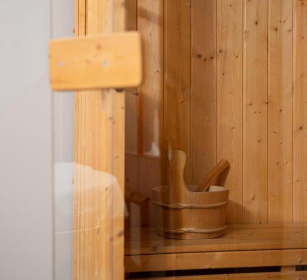 اتاق استاندارد, Gloria Ks