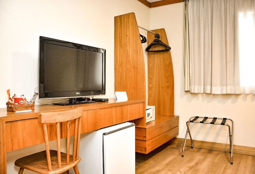 חדר סטנדרט לשלושה, Carppa