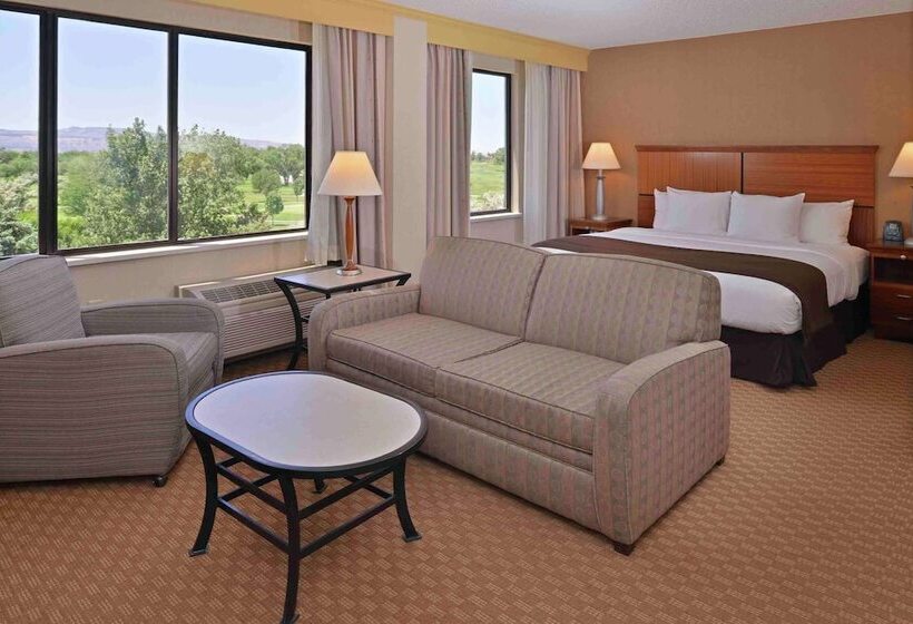 جناح جونيور, Doubletree Hotel Grand Junction