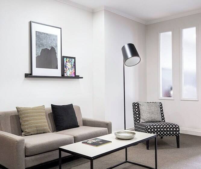 이그제큐티브 스튜디오, Mantra On Little Bourke