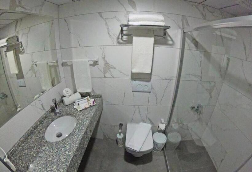 חדר סטנדרט לשלושה עם מרפסת, Asi̇wa